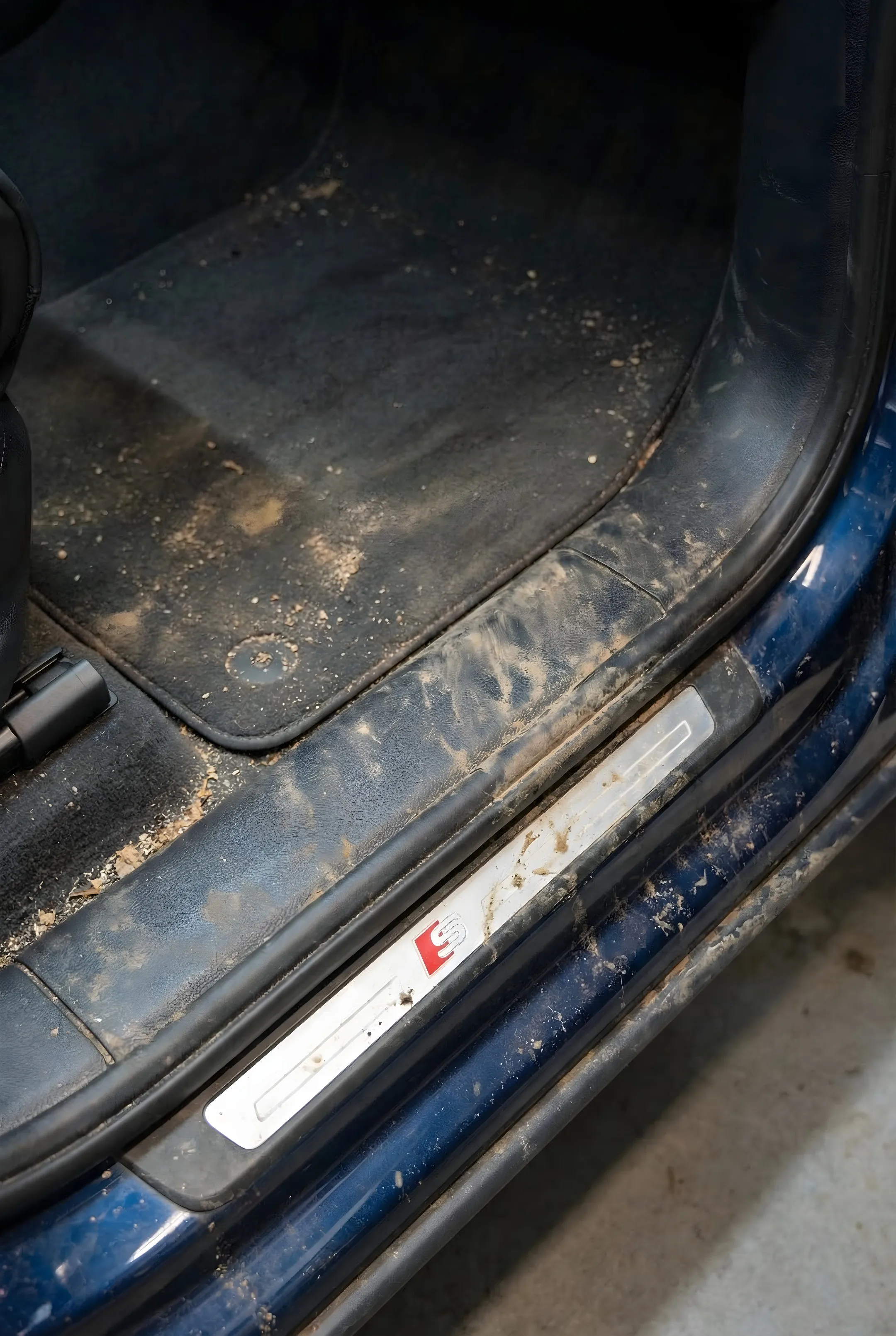 Vervuild auto-interieur voor reconditionering