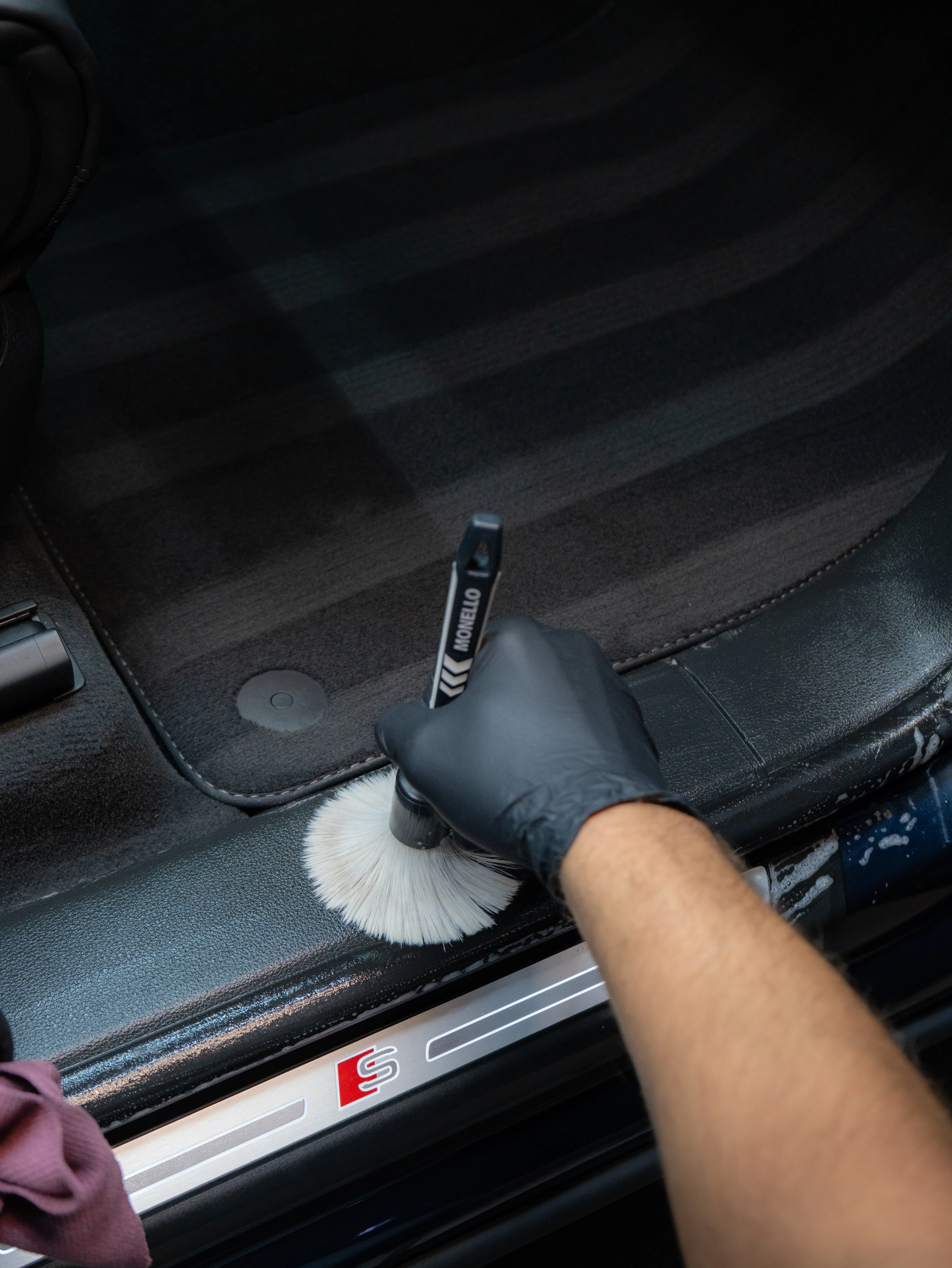 Gereconditioneerd auto-interieur na behandeling