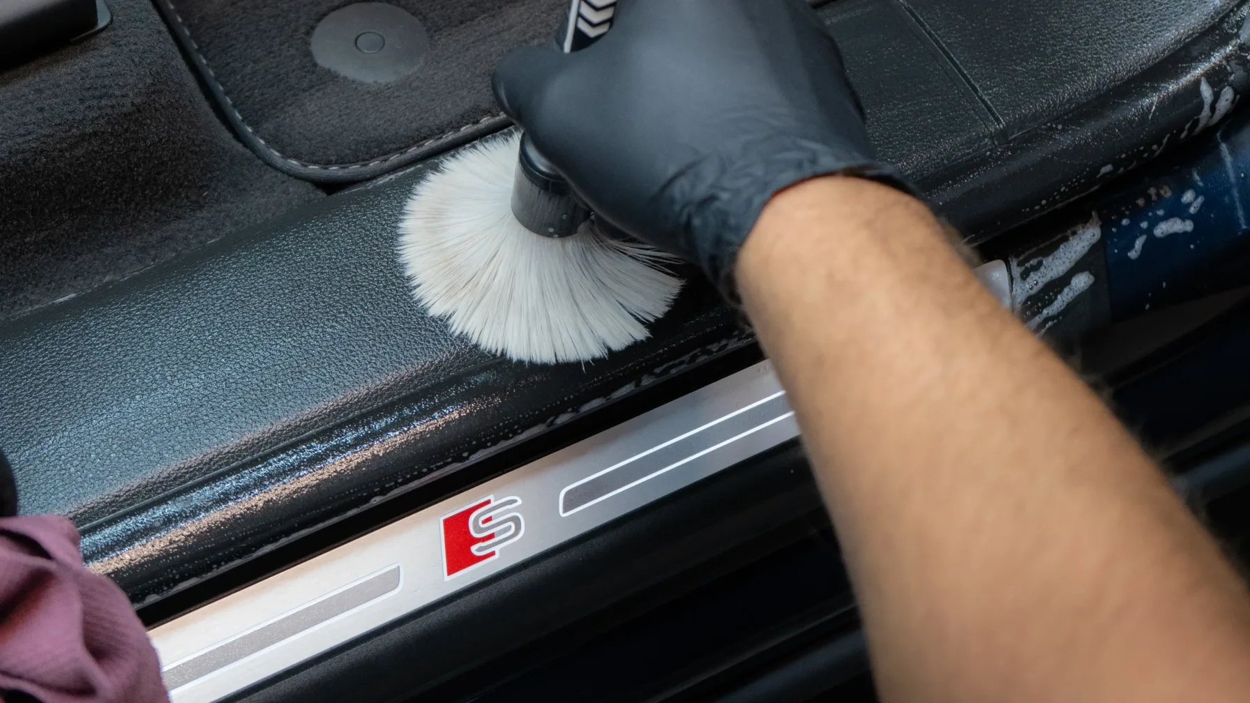 Gereconditioneerd auto-interieur na behandeling
