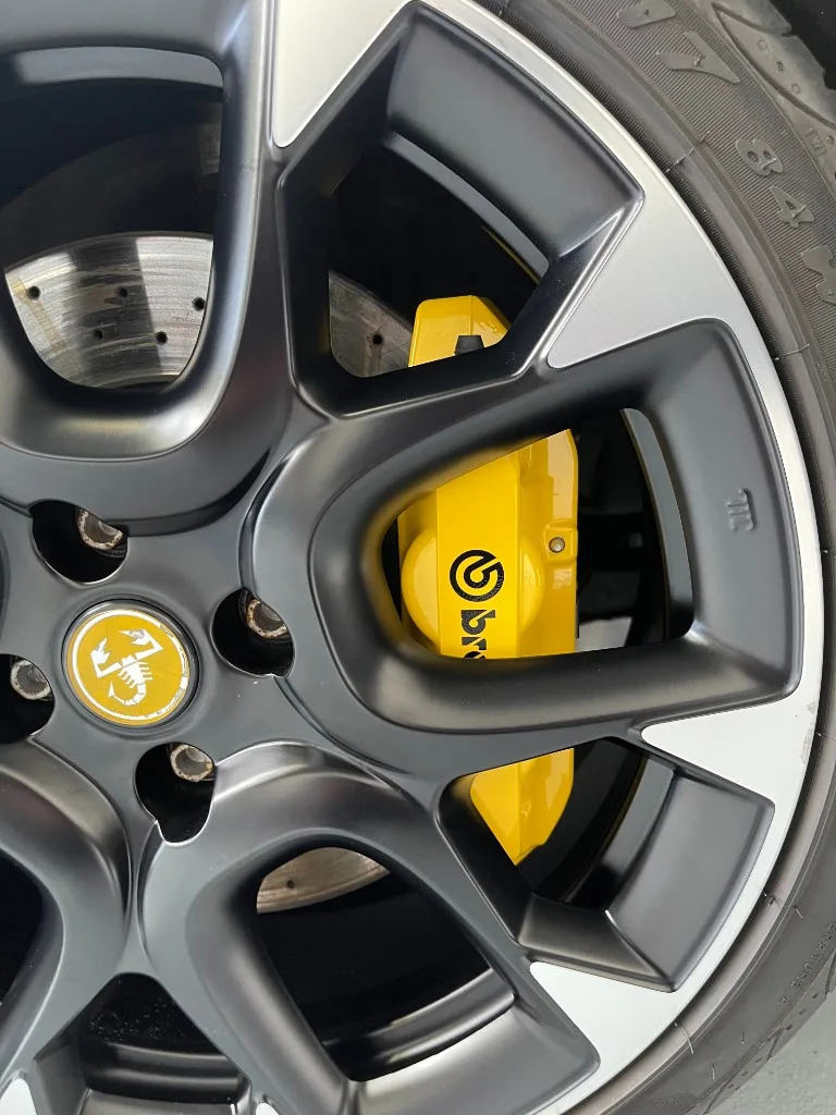 Modena Yellow Pearl remklauwen op een Abarth 500