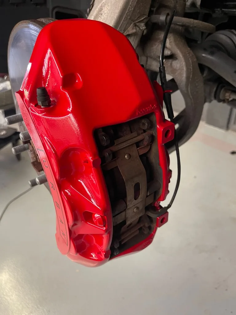 Performance Red Gloss remklauwen op een Land Rover Defender L663