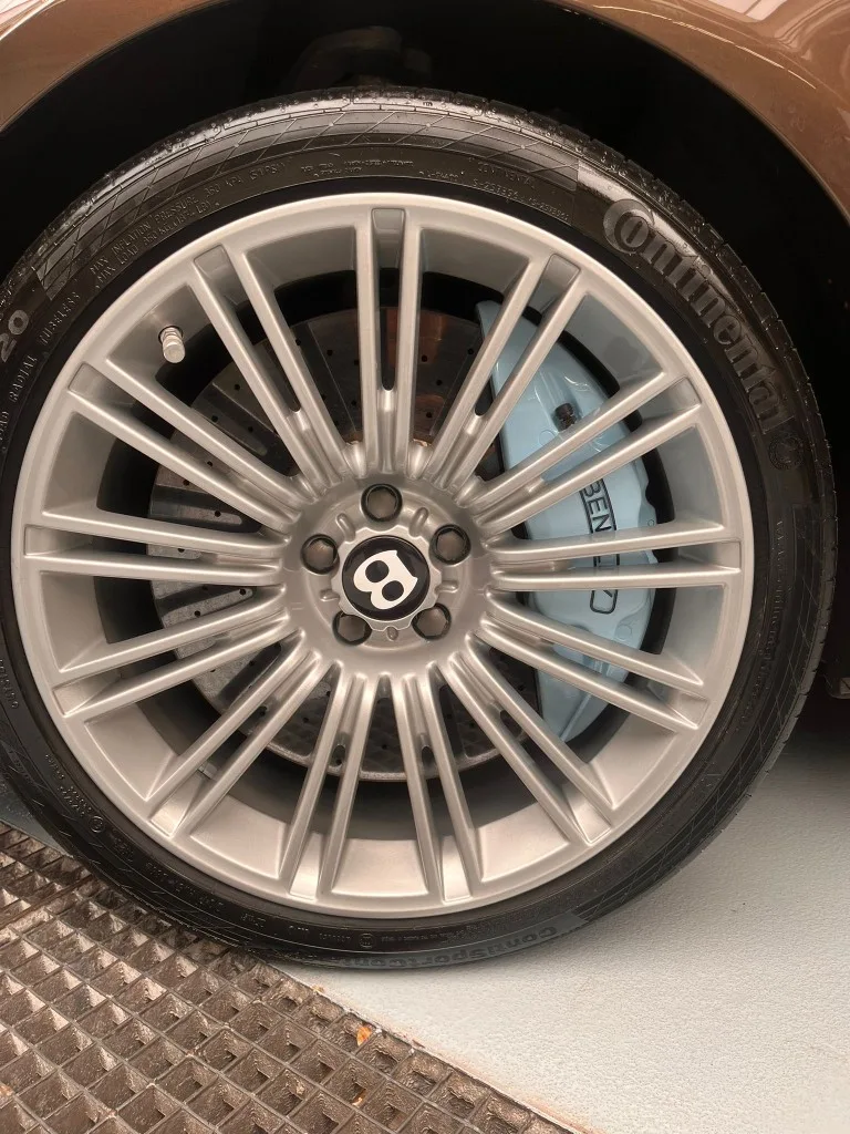 Jetstream Blue remklauwen op een Bentley Continental